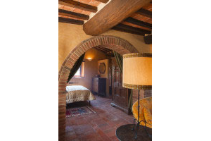 The natural and undirect light toghether enhance the magical atmosphere inside the Tuscan rural houses